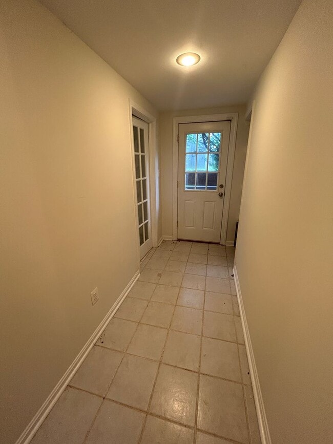 Building Photo - Fully furnished 1 + 1 basement unit / sep ...