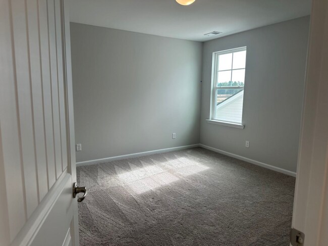 Building Photo - 16 Roxbury Dr