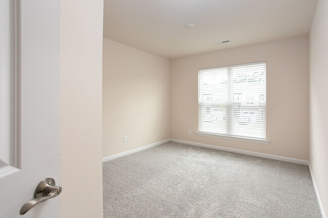 Building Photo - Beautiful 3 bedroom, 2.5 bath townhome in ...