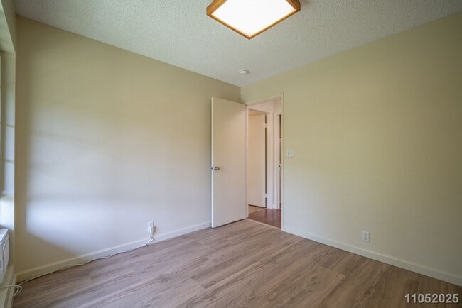 Building Photo - Available Now! 2 BD / 1 BA / 2 Parking sta...