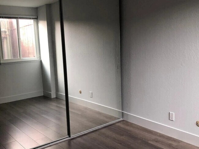 Building Photo - 807 Burnett Ave