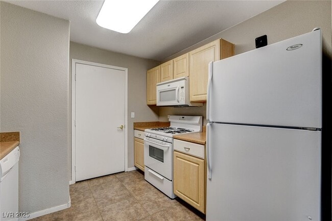 Building Photo - 8250 N Grand Canyon Dr