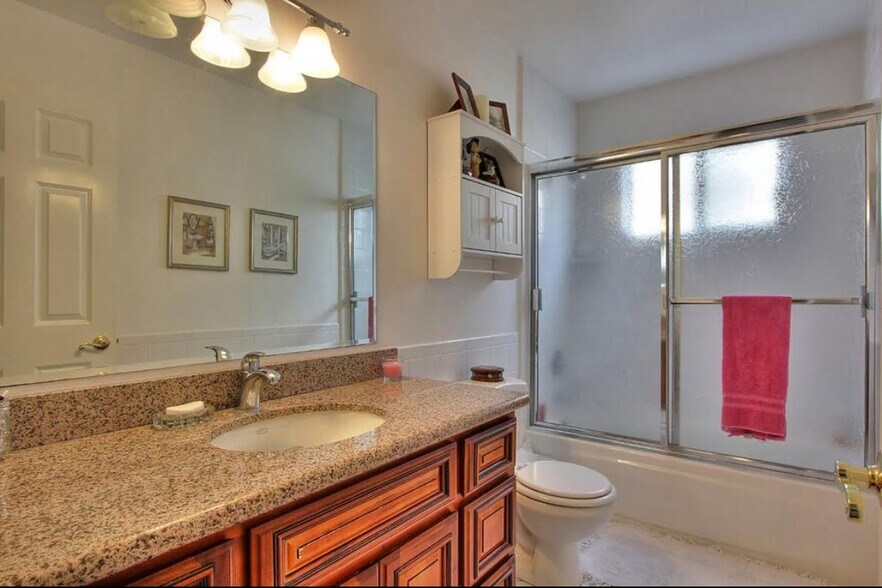 Hallway Bathroom - 1642 Tahoe Dr