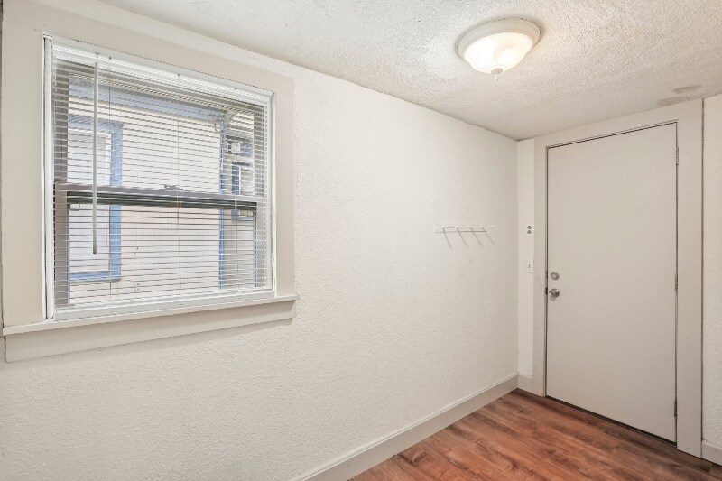 Building Photo - 726 S Oak St