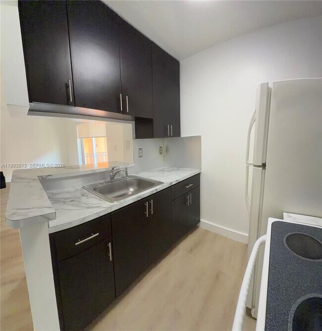 Building Photo - 7155 Miami Lakes Dr