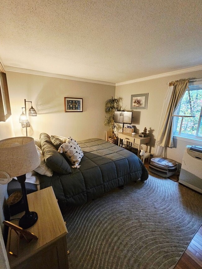 Building Photo - Spacious Portland 3BD/1.5BA Townhouse w/Deck