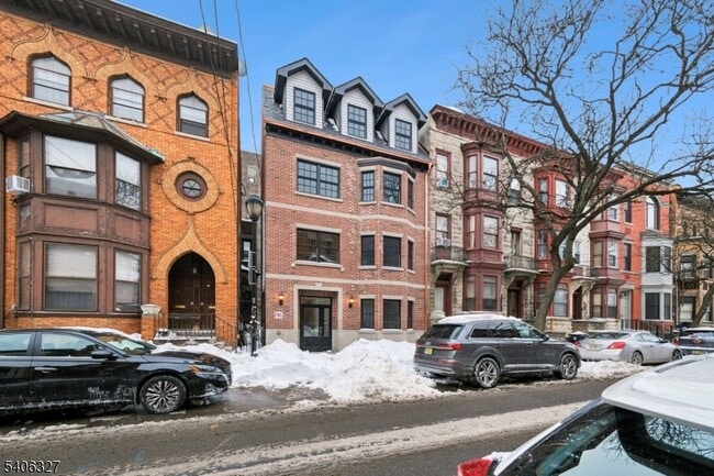 Building Photo - 52 James St