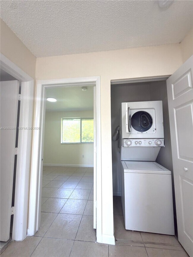 Building Photo - 14020 NE 3rd Ct