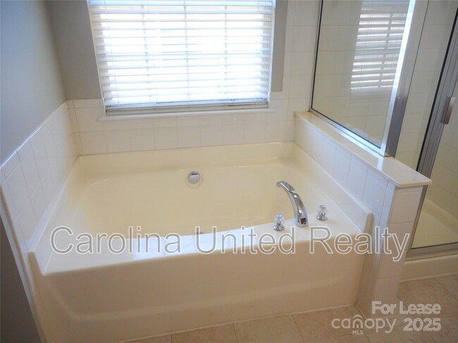 Building Photo - 1018 Fountainbrook Dr