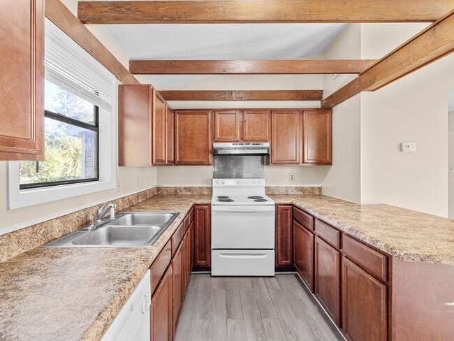 Building Photo - Townhome Beauty!