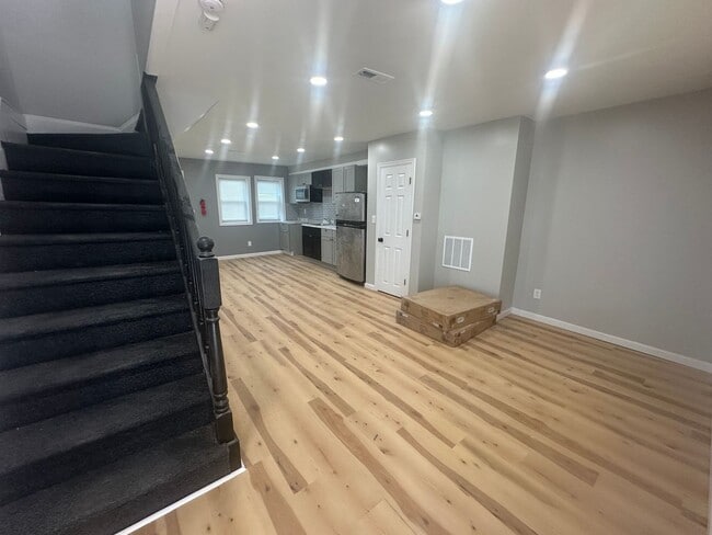 Building Photo - 3 Bed / 1 Bath Fully Renovated Row Home in...
