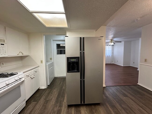 Building Photo - 4 Bed, 2 Bath house w/1 car garage