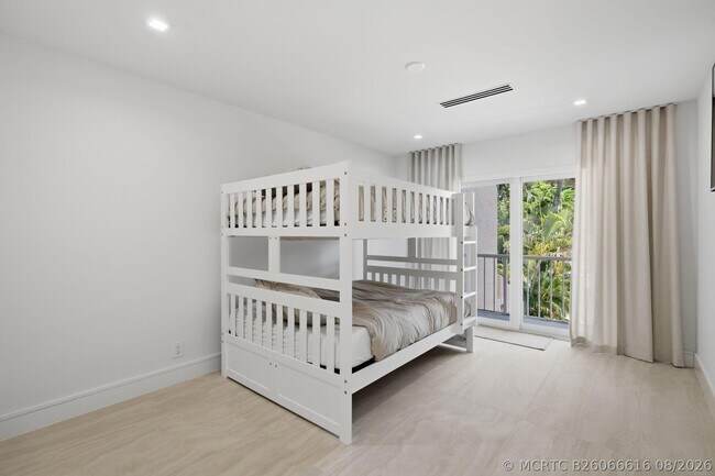 Building Photo - 1173 Hillsboro Mile