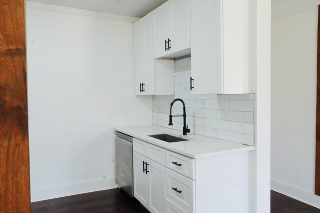 Building Photo - 610 Madola Rd