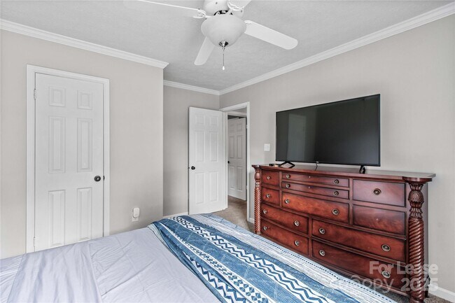 Building Photo - 9598 Riviera Dr