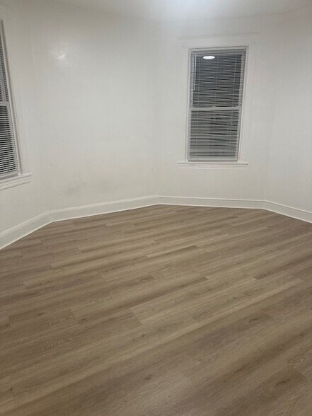 Building Photo - 2700 Roslyn Ave