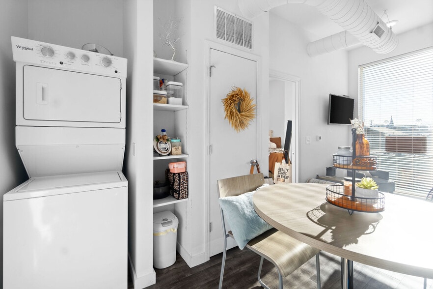 Building Photo - MAIN608