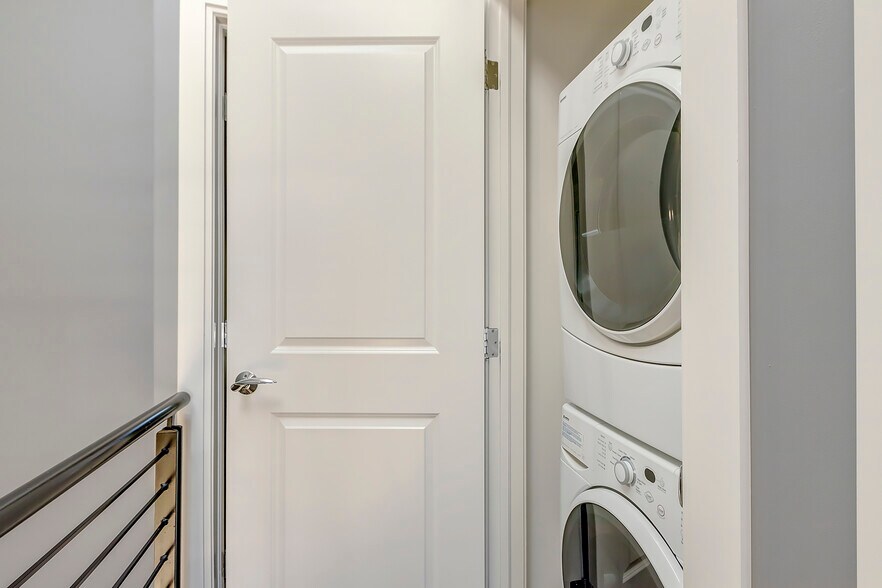 Building Photo - 2345 Walnut Street Unit 17