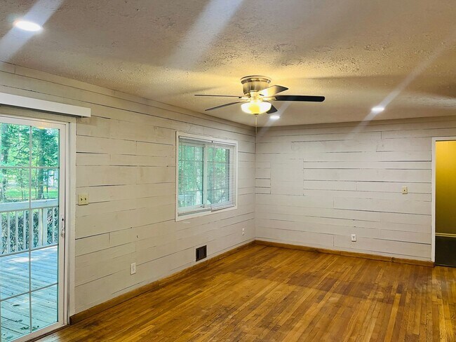 Building Photo - Cute cottage! 3 bed, 2 full bath, large bo...