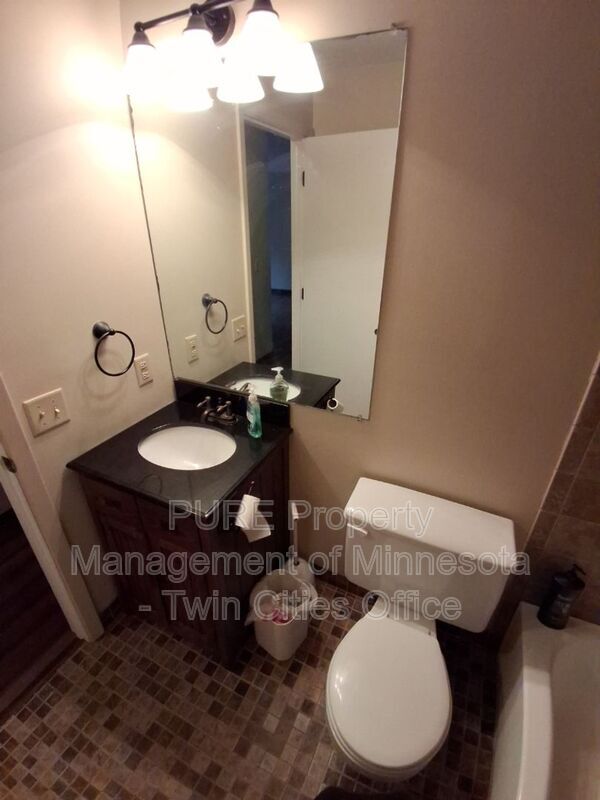 Building Photo - 5231 Balmoral Ln