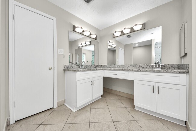 Building Photo - 5039 E Pagewick Dr