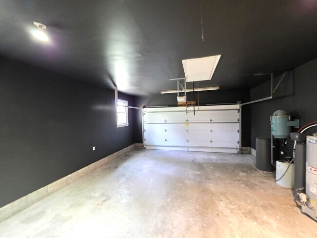 Building Photo - 8241 Robin Hood Dr