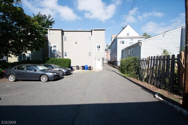 Building Photo - 207 N Fullerton Ave