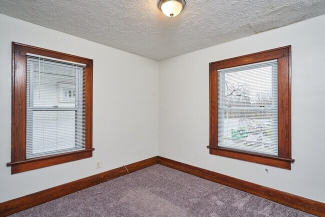 Building Photo - 4 to 5 Bedroom For Rent in North Hill