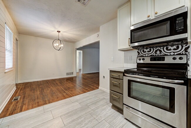 Building Photo - 1723 Churchill Way