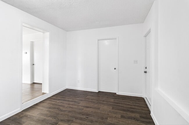 Building Photo - 3 bedroom 1 bathroom single family house!