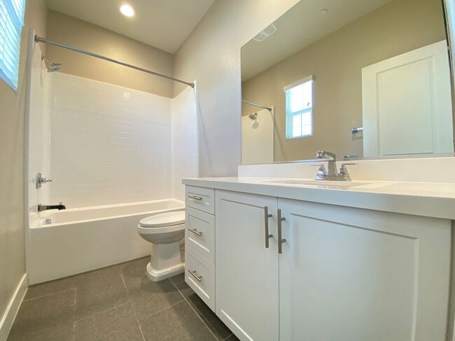 Building Photo - *Special*Stunning 3 Bedroom 3.5 Bathroom T...