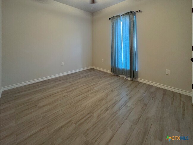 Building Photo - 2410 Golf Dr
