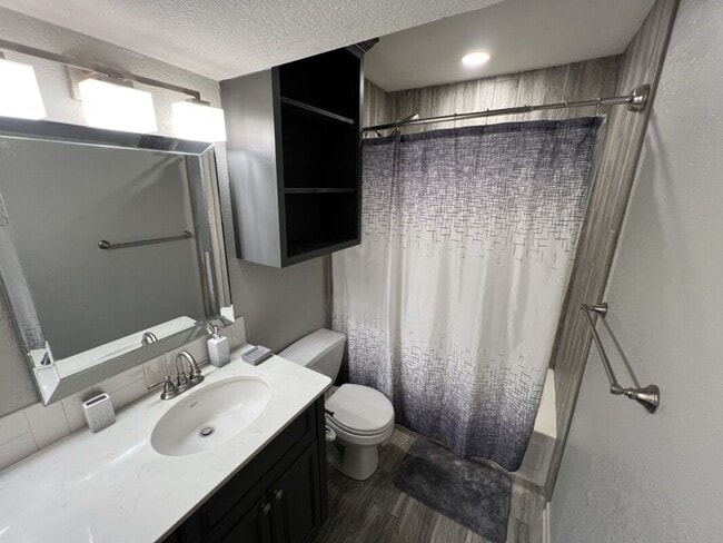 Building Photo - Fully Renovated 3 Bedroom Apartment in Pri...