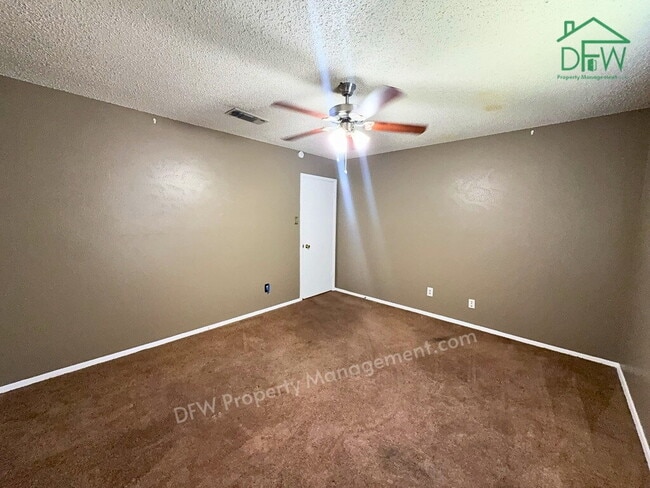 Building Photo - Spacious 3-Bed / 2-Bath Home with Large Fenced Backyard in Quiet Benbrook Neighborhood