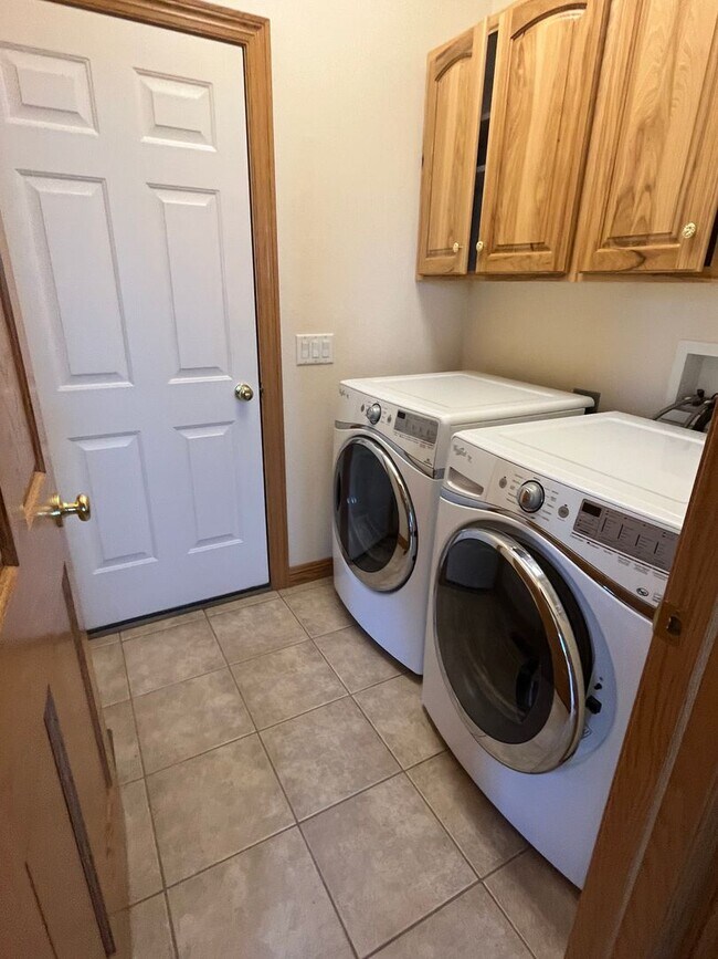 Building Photo - Beautiful Five-Bedroom, Three-Bathroom Home for Rent