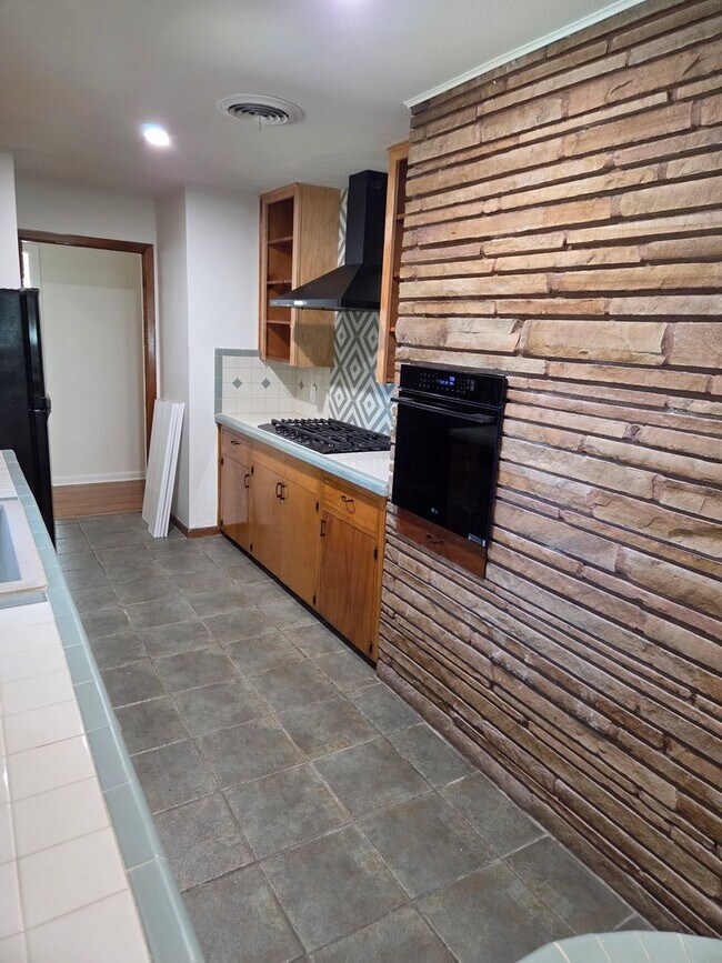 Building Photo - Travis Heights