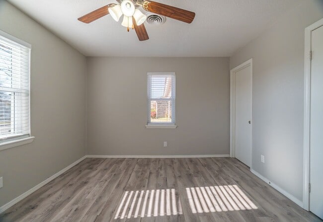 Building Photo - Beautiful 3 Bed, 2 Bath Home with a 2-Car ...