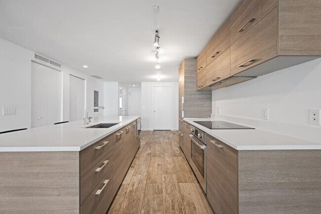 Building Photo - 650 NE 32nd St