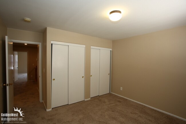 Building Photo - Beautiful Two Story 3Bdm 2.5Ba Home in Nor...