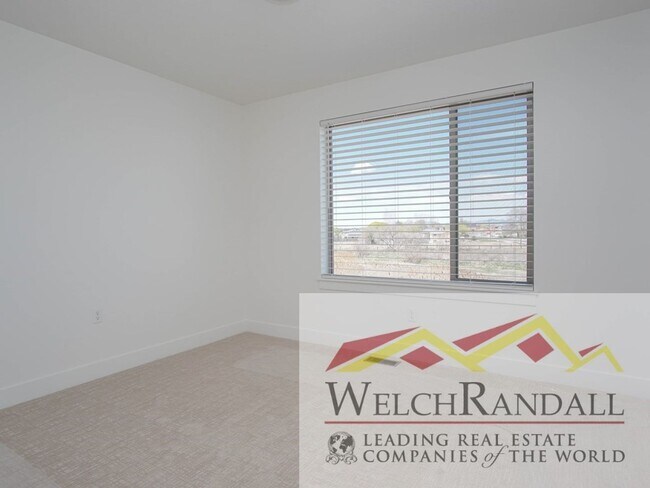 Building Photo - Spacious 3 Bed 2.5 Bath Townhome in West H...