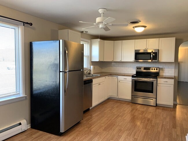 Building Photo - Move-in ready!! Bonus room that could easi...