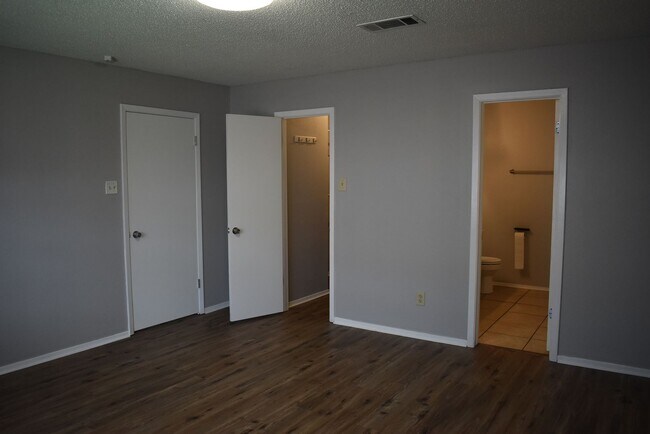 Building Photo - 2900 Cinco Dr