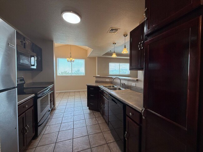 Building Photo - 2 Bedroom Condo Minutes to Ft. Carson