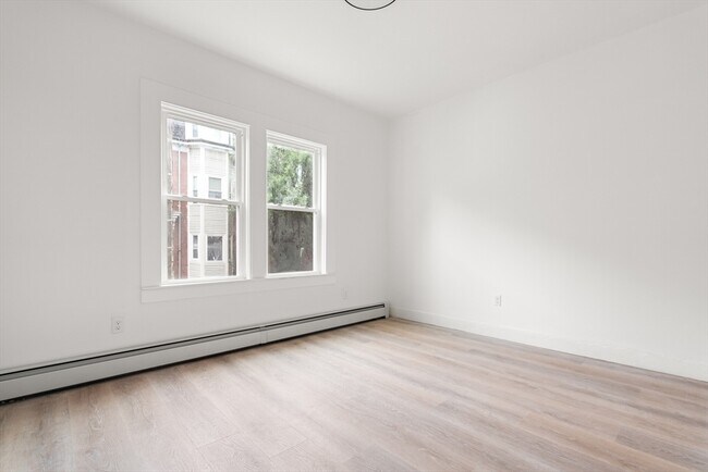 Building Photo - 467 E 3rd St