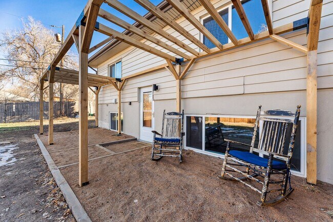 Building Photo - 1Bed/1Bath Apartment with HUGE Private Yard!