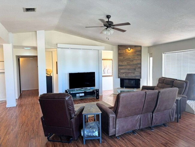 Building Photo - 3 BEDROOM HOME IN TIERRA MESA!