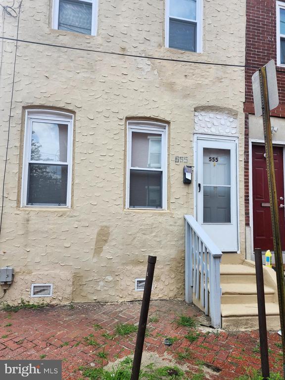 Primary Photo - 555 Roberts St