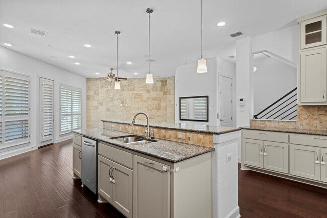 Building Photo - 6533 E Hill Dr