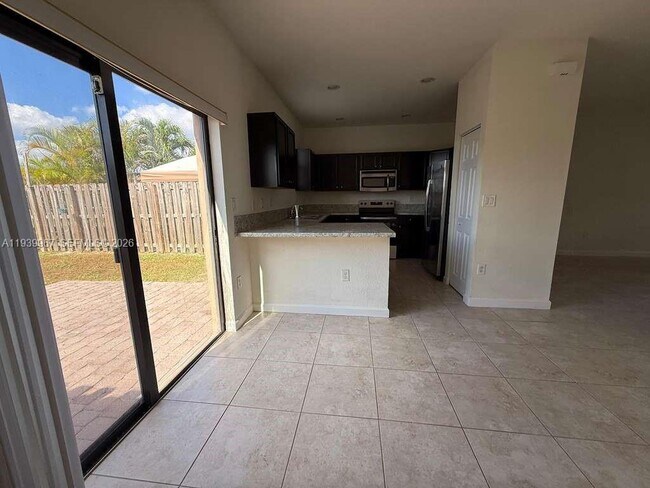 Building Photo - 320 SE 37th Ter