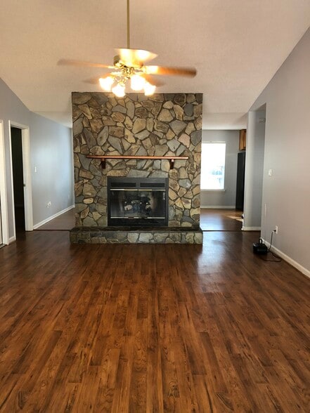 Building Photo - 111 Mockingbird Dr